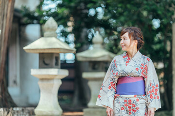 神社を歩く浴衣姿の女性
