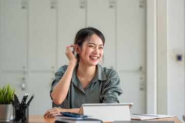Obraz premium Beautiful smiling Asian businesswoman are happy to work in the office.