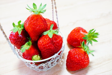 かごから溢れるいちご