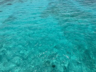 Fototapeta na wymiar 沖縄県宮古島の美しい青い海
