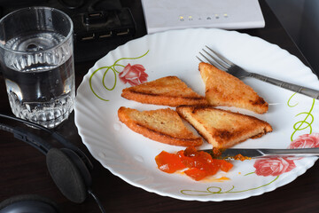 Crispy and golden toast with mango jam.