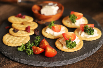 クラッカーとトマト、パセリ、クリームチーズのオードブル　おつまみ