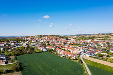 Retz im Weinviertel. Stadtgemeinde in Niederösterreich, bekannt für die Windmühle und den Erlebniskeller