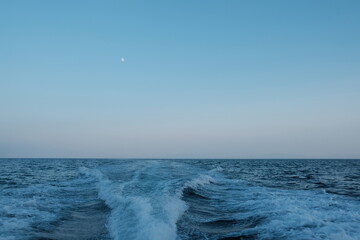 Fototapeta na wymiar 海の波と月　 