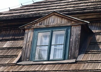 Poddasze starego domu z oknem 