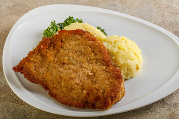 Crispy chicken schnitzel with mashed potato