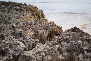 宮古島の岩場の多いビーチ