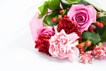 ピンクや赤のカラフルな花束