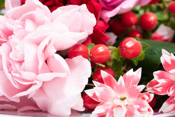 ピンクや赤のカラフルな花束