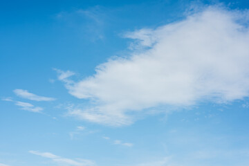 秋の晴れた日の空