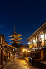 Naklejka premium Yasaka-no-to Pagoda, also known as Hōkan-ji Temple at night in the old town Higashiyama district, Kyoto in Japan.The pagoda is a popular tourist attraction.