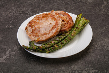 Grilled tuna steak with asparagus