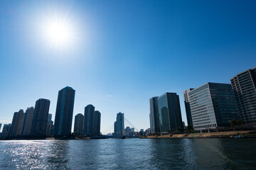 Obraz premium 永代橋付近の隅田川と高層ビル群