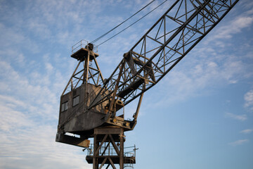 Naklejka premium Crane against the sunset