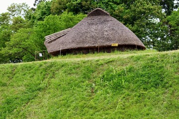 Fototapeta na wymiar 日本の遺跡の竪穴住居
