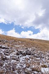 残雪残る山と青空　五月の霧ヶ峰・車山