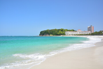 白良浜とエメラルドグリーンの海