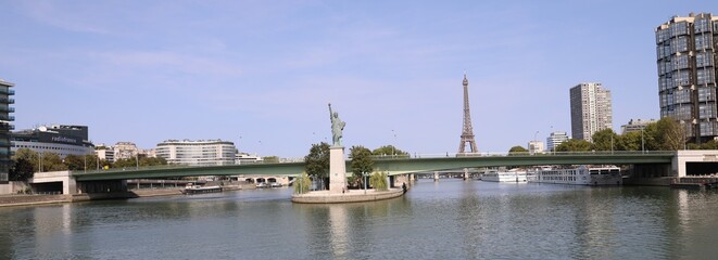 Naklejka premium the River Seine branching into two parts as it goes around the Island of the City .paris france