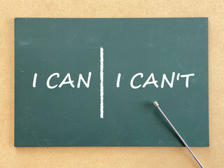 CANとCAN’Tの文字の書かれた黒板と指示棒