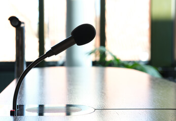 Mikrofon mit Sprechanlage in einem Konferenzraum im Gegenlicht, im Hintergrund eine Fensterfront - obrazy, fototapety, plakaty