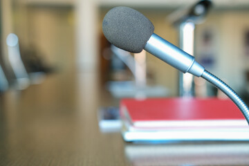 Konzept Kommunikation: Extreme Nahaufnahme eines Mikrofons mit Unterlagen, und weiteren Mikrofonen...