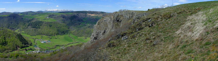Fototapeta na wymiar Sentier de la Roche Nité -Valbeleix - Auvergne