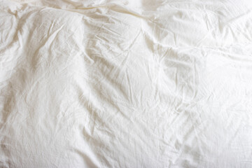 Fototapeta na wymiar 皺だらけ白い掛け布団の背景素材
