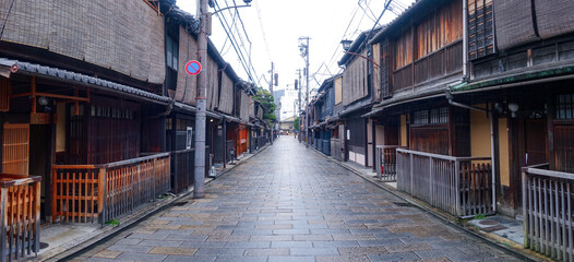 雨の京都、祇園新橋（重要伝統的建造物保存地区）界隈