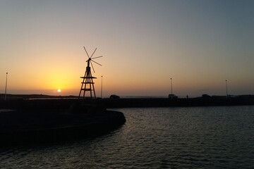 Backlight of a windmill at dusk © Gonzalo
