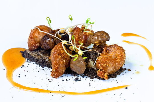 Mollejas de cordero salteadas sobre tierra de olivas, ajo y carranzana caranegra