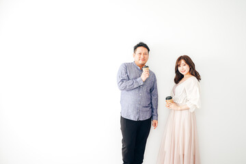 二人でコーヒーを飲む若い男女