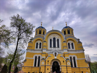 Fototapeta na wymiar Kyiv: St Volodymyr's Cathedral. Old christian orthodox church. Overcast cloudy day. Kiev. Ukraine. Europe