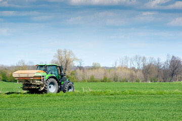 Traktor im Feld das die Samen aussäht 