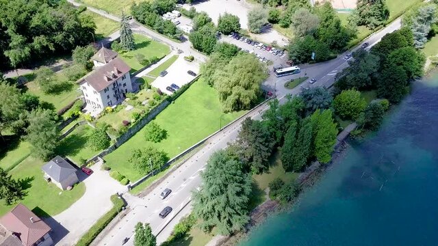 Plan drone bord de côte paradis plage en France au lac  Annecy voiture scooteur eau bleu littorale  bai été océan vacance