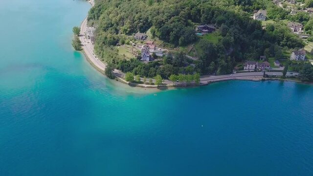 Plan drone bord de côte paradis plage en France au lac  Annecy voiture scooteur eau bleu littorale  bai été océan vacance