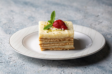 Milk semolina dessert with biscuits (Turkish name; sutlu irmik tatlisi)