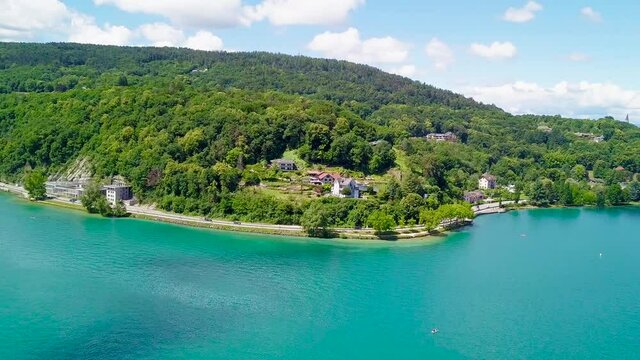 Plan drone bord de c&ocirc;te paradis plage en France au lac  Annecy voiture scooteur eau bleu littorale  bai &eacute;t&eacute; oc&eacute;an vacance