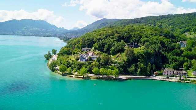 Plan drone bord de c&ocirc;te paradis plage en France au lac  Annecy voiture scooteur eau bleu littorale  bai &eacute;t&eacute; oc&eacute;an vacance
