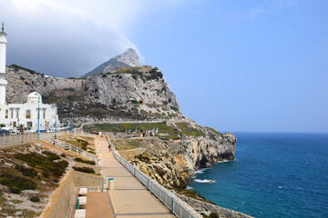 Obraz premium sidewalk along the gibraltar cliff