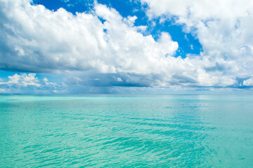 Obraz premium Beautiful landscape of clear turquoise Indian ocean, Maldives islands