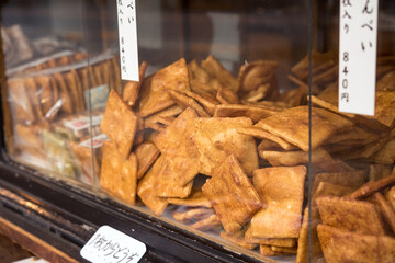 Japanese rice crackers in shop window　ガラスのショーケースに並んだ醤油せんべい 東京・谷根千の煎餅屋