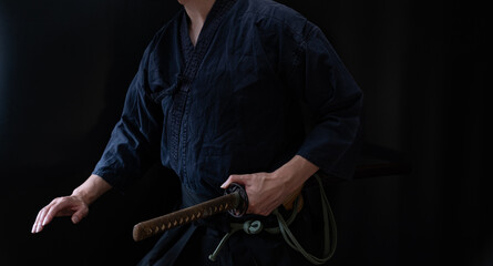 Fototapeta na wymiar 日本刀を構える人物