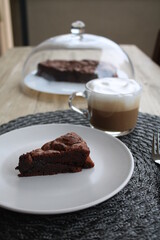 Torta al cioccolato e cappuccino