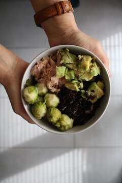 Insalata di riso venere, tonno, avocado e cavolini di Bruxelles