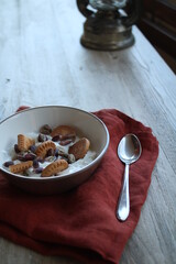 Yogurt greco con biscotti e pistacchi