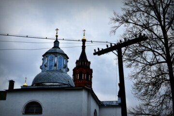 Fototapeta na wymiar contrast photo of church domes