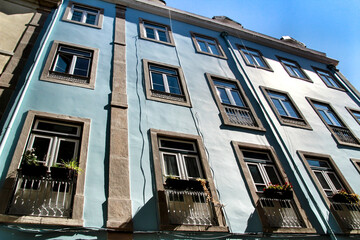 Obraz premium Old colorful and majestic tiled facades in Lisbon