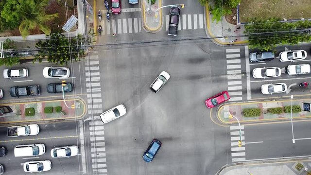 La intersecci&oacute;n de dos carreteras en la ciudad en un d&iacute;a nublado, vista de dron desde arriba, calle principal con poco tr&aacute;fico en Santo Domingo