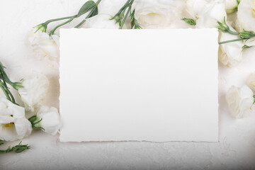 Horizontal empty 7x5 card mockup with blooming white eustoma lisianthus flowers, design element for wedding invitation, thank you or greeting card. Spring background