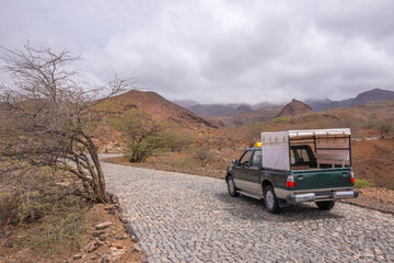 Taxi circulando por las carreteras de adoquines en la isla de Santo Antao, Cabo Verde
